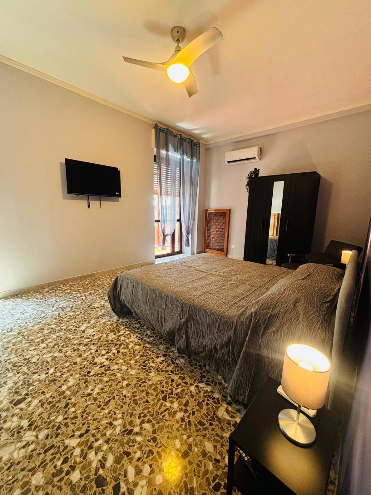 Matthias Central Rooms And Accomodation Bari Extérieur photo